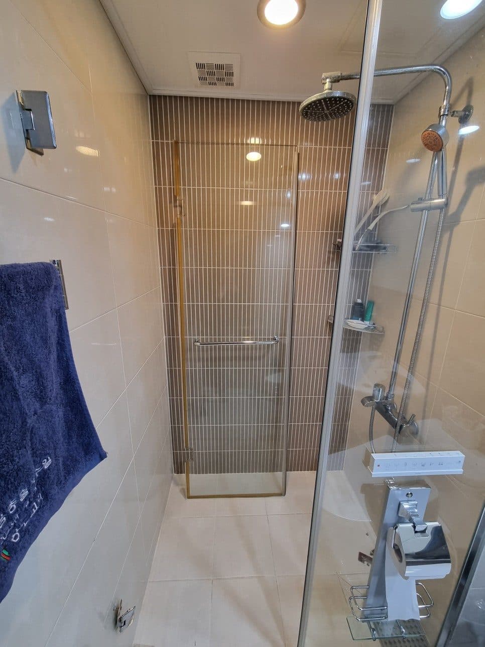 샤워부스 유리문 하부경첩 교체 완성 사진 1